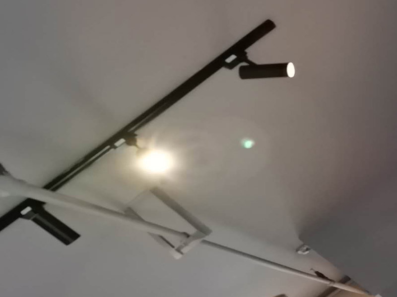 燈具安裝維修：掉線式燈頭安裝：將電源線留足維修長度后剪除余線并剝出線頭，將導線穿過燈頭底座，用連接螺釘將底座固定在接線盒上。取一段燈線，在一端接上燈頭，燈頭內應系好保險扣，將燈線另一頭穿入底座蓋碗，燈線在蓋碗內系好保險扣并與底座上的電源線用壓接帽連接，旋上扣碗。 吸頂燈安裝：將電源線留足維修長度后剪除余先并剝出線頭，取下吸頂燈罩，把預留的電線從孔里穿過燈底座用記號筆標出底座預留的螺絲孔取下燈底座，用電錘打出標記的螺絲孔（一般燈具都是8個的鉆頭）孔內塞入膨脹管，導線穿過燈具底座，燈具貼近頂板對好螺絲孔，擰緊螺絲 ，接好導線 扣上燈罩