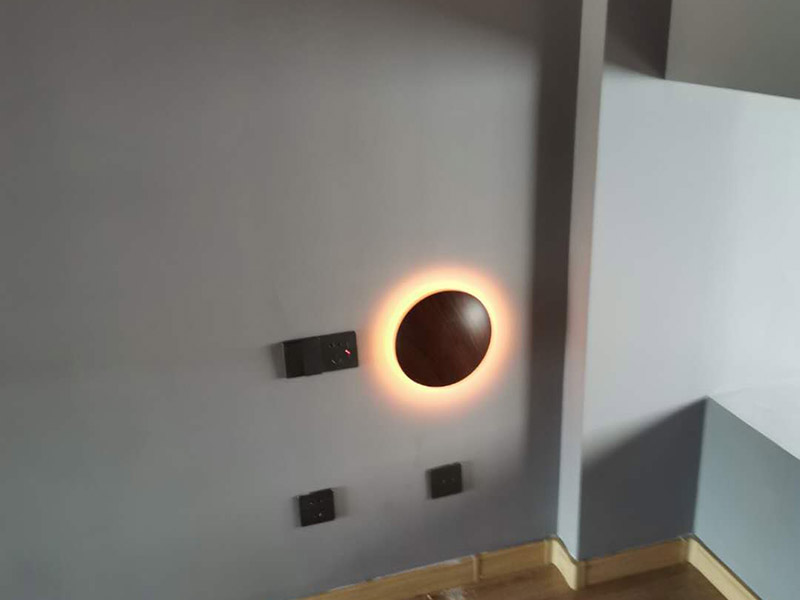 燈具安裝維修：掉線式燈頭安裝：將電源線留足維修長度后剪除余線并剝出線頭，將導線穿過燈頭底座，用連接螺釘將底座固定在接線盒上。取一段燈線，在一端接上燈頭，燈頭內應系好保險扣，將燈線另一頭穿入底座蓋碗，燈線在蓋碗內系好保險扣并與底座上的電源線用壓接帽連接，旋上扣碗。 吸頂燈安裝：將電源線留足維修長度后剪除余先并剝出線頭，取下吸頂燈罩，把預留的電線從孔里穿過燈底座用記號筆標出底座預留的螺絲孔取下燈底座，用電錘打出標記的螺絲孔（一般燈具都是8個的鉆頭）孔內塞入膨脹管，導線穿過燈具底座，燈具貼近頂板對好螺絲孔，擰緊螺絲 ，接好導線 扣上燈罩