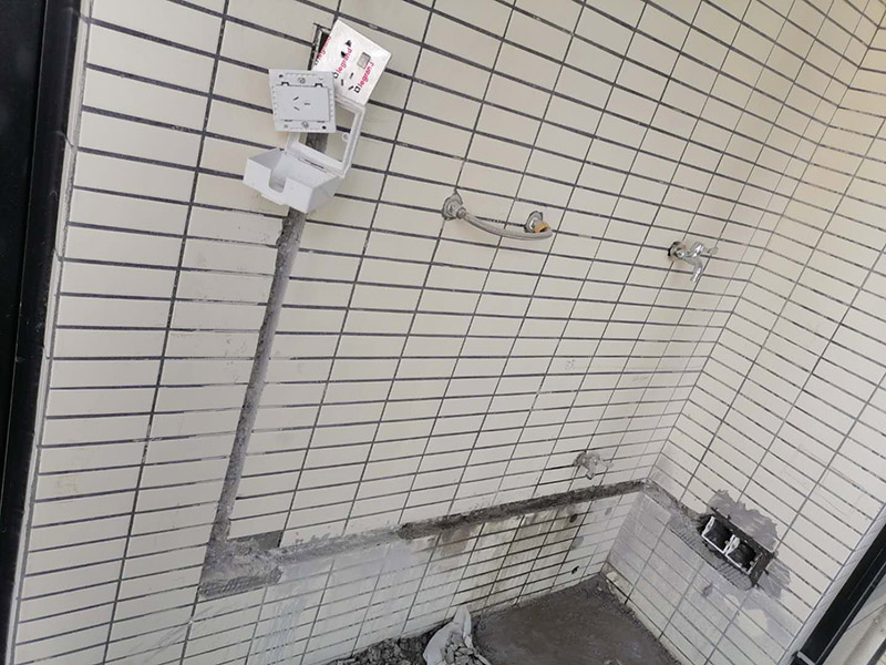 電路開槽走線：首先要根據(jù)電路的用途進行電路定位。定位完成后，根據(jù)定位和電路走向，開布線槽。線路槽很有講究，要橫平豎直。不過，規(guī)范的做法是盡量少開橫槽，會影響墻的承受力。開槽深度應一致，一般為PVC管直徑+10mm，要求槽線筆直。冷彎管要用彎管工具，弧度應該是線管直徑的6倍，先排管，后用鋼絲穿過，便于以后線路升級、維修。為防止信號干擾，強弱電的間距應為500mm，但很多施工達不到這個標準。如果達不到，就應該對弱電進行屏蔽處理。要做到強、弱電更不能同穿一根管內(nèi)。