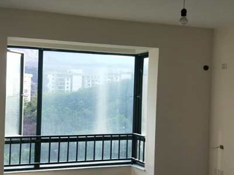 墻面粉刷翻新：在舊墻面上重新刷乳膠漆之前，一般先要對(duì)舊墻上的油污、浮灰、空鼓或裂紋等做處理，清除浮灰，鏟除起砂翹皮等部位，對(duì)油污的部位，應(yīng)先將原有涂層鏟除，不能鏟除應(yīng)徹底清洗干凈，墻面清理完畢，在用膩?zhàn)优蝺傻馈１M量用較細(xì)的砂紙，通常質(zhì)地較松軟的膩?zhàn)佑?00-500號(hào)的砂紙，質(zhì)地較硬的用360-400號(hào)為佳，假如砂紙?zhí)值脑挄?huì)留下很深的砂痕，刷漆是掩蓋不掉的。 打磨結(jié)束必定。墻面底漆很重要，特別對(duì)舊墻刷新來(lái)說(shuō)，如果直接上面漆墻面容易起泡發(fā)霉，日照久了墻面顏色也容易出現(xiàn)變化。刷底漆時(shí)一定要注意刷勻，確保墻面每個(gè)地方都刷到。刷底漆時(shí)滾筒選擇也很重要，不好的滾筒涂刷效果較差，會(huì)直接影響到面漆效果。 上完底漆后，可以明顯看到膩?zhàn)哟蚰ネ戤吅筮€留有一些坑眼，這時(shí)候就需要修補(bǔ)了，修補(bǔ)時(shí)一定要打磨平整，再用稍微多加一點(diǎn)水的底漆刷一遍，以免刷面漆的時(shí)候因?yàn)榕c其它墻面吃水量不同而有色差。