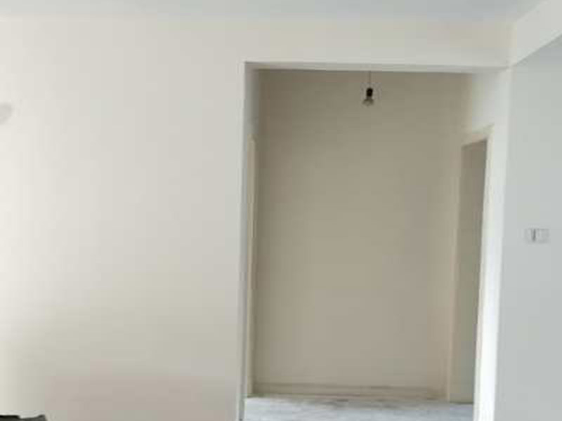 墻面粉刷翻新：在舊墻面上重新刷乳膠漆之前，一般先要對(duì)舊墻上的油污、浮灰、空鼓或裂紋等做處理，清除浮灰，鏟除起砂翹皮等部位，對(duì)油污的部位，應(yīng)先將原有涂層鏟除，不能鏟除應(yīng)徹底清洗干凈，墻面清理完畢，在用膩?zhàn)优蝺傻馈１M量用較細(xì)的砂紙，通常質(zhì)地較松軟的膩?zhàn)佑?00-500號(hào)的砂紙，質(zhì)地較硬的用360-400號(hào)為佳，假如砂紙?zhí)值脑挄?huì)留下很深的砂痕，刷漆是掩蓋不掉的。 打磨結(jié)束必定。墻面底漆很重要，特別對(duì)舊墻刷新來(lái)說(shuō)，如果直接上面漆墻面容易起泡發(fā)霉，日照久了墻面顏色也容易出現(xiàn)變化。刷底漆時(shí)一定要注意刷勻，確保墻面每個(gè)地方都刷到。刷底漆時(shí)滾筒選擇也很重要，不好的滾筒涂刷效果較差，會(huì)直接影響到面漆效果。 上完底漆后，可以明顯看到膩?zhàn)哟蚰ネ戤吅筮€留有一些坑眼，這時(shí)候就需要修補(bǔ)了，修補(bǔ)時(shí)一定要打磨平整，再用稍微多加一點(diǎn)水的底漆刷一遍，以免刷面漆的時(shí)候因?yàn)榕c其它墻面吃水量不同而有色差。