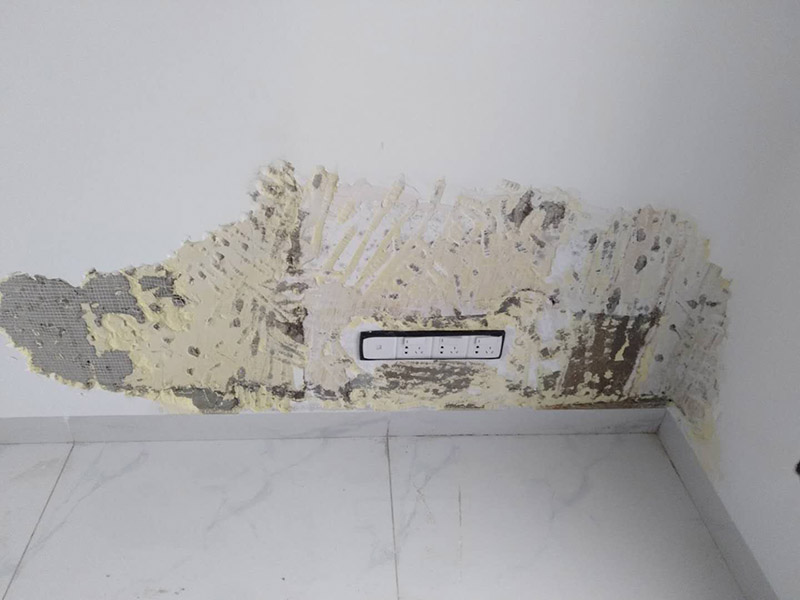 墻面局部翻新：1.墻面的清潔舊墻的清潔主要是對(duì)墻面原有的裝修和裝飾進(jìn)行清除。一般為對(duì)乳膠漆和膩?zhàn)訉?、木裝修、墻紙等的清除。如果是較新的墻面,墻體的耐水膩?zhàn)涌梢圆槐赝耆P除,可以在用鋼刷和砂紙進(jìn)行打磨后,用乳膠漆重新涂刷。2.基底處理在進(jìn)行墻面局部翻新前,墻面基底處理一定要做好,對(duì)于粉化嚴(yán)重的要進(jìn)行鏟除,再抹上一層白水泥。對(duì)于原來(lái)墻面過(guò)于光滑的,要進(jìn)行打磨處理,對(duì)于粘結(jié)不牢的表皮要進(jìn)行祛除,便于涂層材料與墻體表面的結(jié)合。