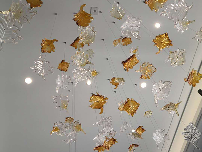 水晶吊燈安裝：一般屋頂都是水泥或者是磚石結(jié)構(gòu)，應(yīng)采用預(yù)埋吊鉤、螺栓、螺釘、膨脹螺栓固定，這個時候要注意固定螺帽的承載能力要和水晶吊燈的重量相匹配。把這個時候就要使用電鉆鉆頭將膨脹螺絲釘固定到孔位，不要偏了位置，手臂要直，不要鉆斜了。用燈具內(nèi)的安裝螺絲把掛板上到膨脹螺絲里面。注意不要把一邊先上死，兩邊輪著旋緊，保證掛板的平衡。各種水晶吊燈在安裝在易燃結(jié)構(gòu)比如木質(zhì)吊燈內(nèi)，或者屋頂易燃物時一定要做好隔熱和防火處理。安裝燈泡時接線應(yīng)接在中心觸點(diǎn)的端子上，零線應(yīng)接在螺紋的端子上。燈具采用螺口燈頭時，相線應(yīng)接燈頭的頂心，零線接螺口。記得裝齊燈泡要開燈看一下有沒有不亮的，再做調(diào)試。