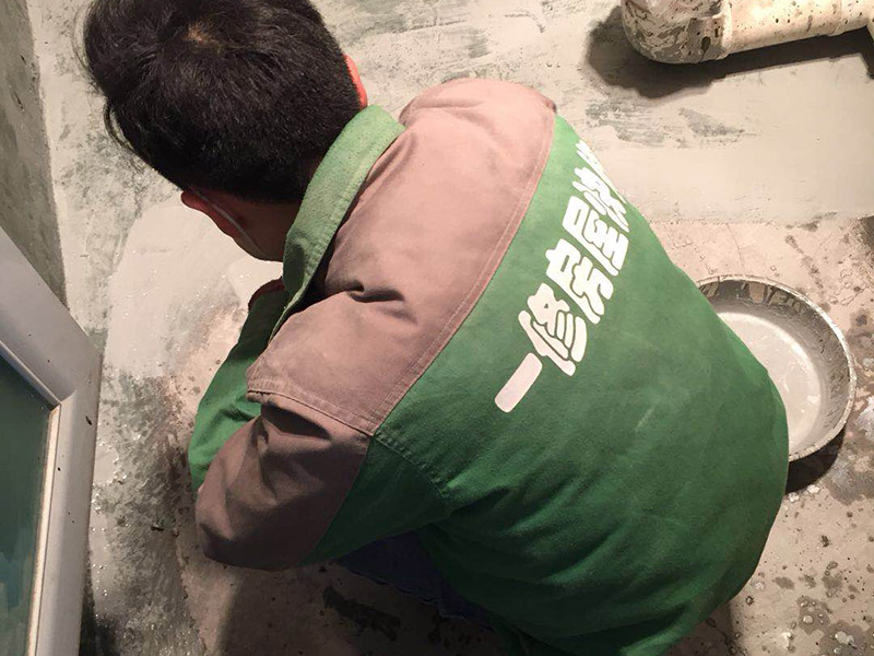 衛(wèi)生間刷防水：清理墻面和地面 在涂刷防水涂層之前，先要清理墻面和地面，同時要用連接的氣泵皮管吹盡陰角處的浮沉。刷防水涂料時先刷墻角部位，交接處應有200mm，不得有漏刷情況。 墻角涂刷完成后涂刷墻體：第一遍涂刷墻面時，應上下縱向涂刷，第二遍涂刷墻體，應左右橫向涂刷。注意、第二遍防水涂料間需要有一定時間間隔，待遍涂料干透后才能進行第二遍，具體時間視涂料而定。間隔時間太短，防水的效果會大打折扣。地面防水涂料的涂刷應該從房間里側向門口涂刷，地面水管接口處尤其要仔細涂刷，不能有任何遺漏。