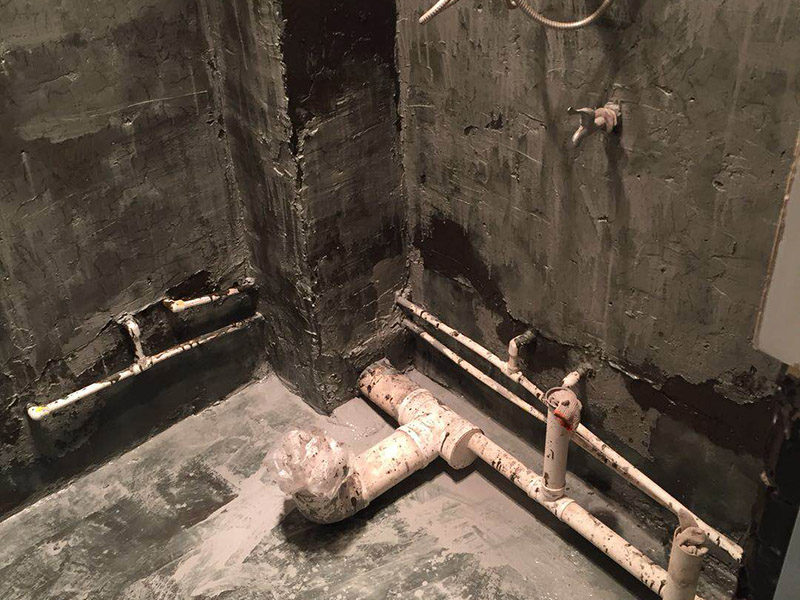 衛(wèi)生間刷防水：清理墻面和地面 在涂刷防水涂層之前，先要清理墻面和地面，同時要用連接的氣泵皮管吹盡陰角處的浮沉。刷防水涂料時先刷墻角部位，交接處應有200mm，不得有漏刷情況。 墻角涂刷完成后涂刷墻體：第一遍涂刷墻面時，應上下縱向涂刷，第二遍涂刷墻體，應左右橫向涂刷。注意、第二遍防水涂料間需要有一定時間間隔，待遍涂料干透后才能進行第二遍，具體時間視涂料而定。間隔時間太短，防水的效果會大打折扣。地面防水涂料的涂刷應該從房間里側向門口涂刷，地面水管接口處尤其要仔細涂刷，不能有任何遺漏。