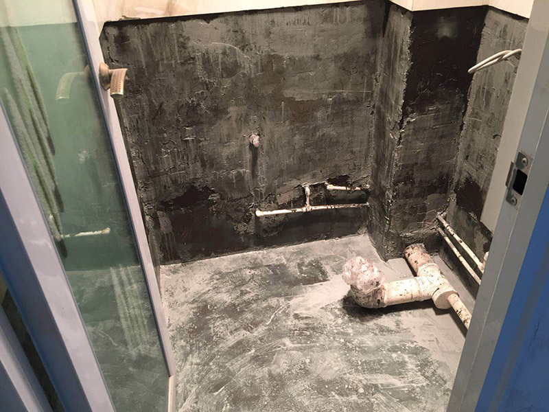 衛(wèi)生間刷防水：清理墻面和地面 在涂刷防水涂層之前，先要清理墻面和地面，同時要用連接的氣泵皮管吹盡陰角處的浮沉。刷防水涂料時先刷墻角部位，交接處應有200mm，不得有漏刷情況。 墻角涂刷完成后涂刷墻體：第一遍涂刷墻面時，應上下縱向涂刷，第二遍涂刷墻體，應左右橫向涂刷。注意、第二遍防水涂料間需要有一定時間間隔，待遍涂料干透后才能進行第二遍，具體時間視涂料而定。間隔時間太短，防水的效果會大打折扣。地面防水涂料的涂刷應該從房間里側向門口涂刷，地面水管接口處尤其要仔細涂刷，不能有任何遺漏。