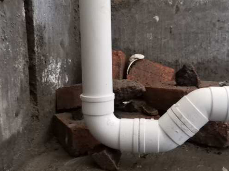 衛(wèi)生間主管道改造：一般水改走頂不走地，各冷、熱水出水水口必須水平，一般左熱右涼，管路鋪設需橫平堅直。布局走向要安全合理。、管卡位置及管道坡度等均應符合規(guī)范要求。各類閥門安裝應位置正確且平正，便于使用和維修。淋浴混水閥的左右位置正確,且裝在浴缸中間(先確定浴缸尺寸),高度為浴缸上中150-200mm，按摩浴缸根據(jù)型號進行出水口預留。混水閥孔距一般保持在（暗裝）150mm，（明裝）100 mm，連桿式淋浴器要根據(jù)房高和業(yè)主個人需要來確定出水口位置。墻體內(nèi)、地面下，盡可能少用或不用連接配件，以減少滲漏隱患點。連接配件的安裝要保證牢固、無滲漏。