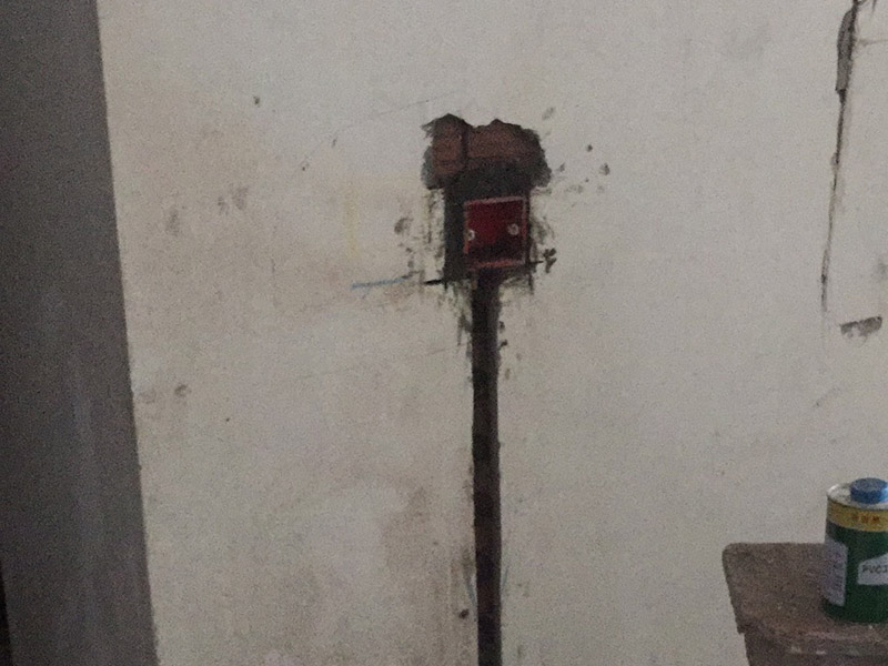 暗管布線安裝：根據(jù)需要，在墻面的合適處畫出埋穴位置，并比照接線盒大?。ㄋ闹芊糯?&mdash;3毫米），畫出開鑿范圍框線（兩個(gè)裝蓋孔應(yīng)保持水平）。以平口鑿沿柜線垂直鑿出深溝，然后從框內(nèi)向框外斜鑿去磚角，反復(fù)進(jìn)行，并注意不得崩裂框線。裝正接線盒，敲去安裝孔蓋，對(duì)準(zhǔn)線槽，并使裝蓋面稍稍伸出磚砌面，且低于粉刷面3&mdash;5毫米，再用調(diào)成膏狀的水泥粘牢。利用線管內(nèi)事先穿入的引線，將待裝電線引入線管之中。