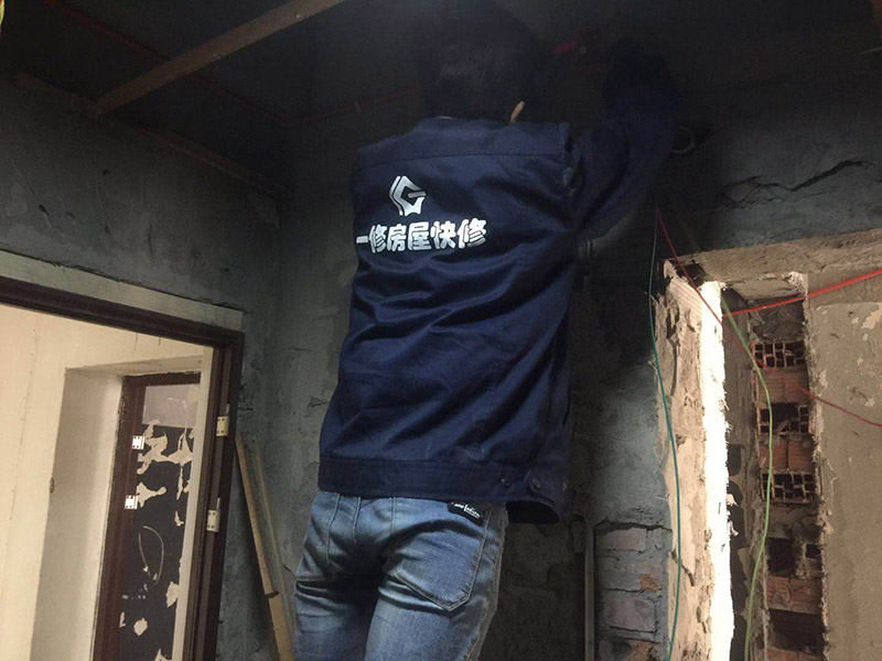 電路暗管穿線：首先把引線鐵絲頭約彈簧一半的長度置彈簧內(nèi)，再用細鐵線絞緊使二者不易分離脫落即可，不論是穿引線鐵絲還是用鐵絲拉穿導線，過彎道都要溫柔一點，否則容易出麻煩，穿好鐵絲后，把待穿的導線集束，牢固地捆綁在鐵絲一端，慢慢拉動鐵絲的另一端，導線就穿成了； 穿線的暗管彎頭，只能用專用工具把管子彎曲以擴大轉(zhuǎn)彎半徑使穿線容易，而不可使用成品彎頭，使用成品彎頭即便預留引線都很難很難穿線而且還會在穿線過程中使導線絕緣受損。