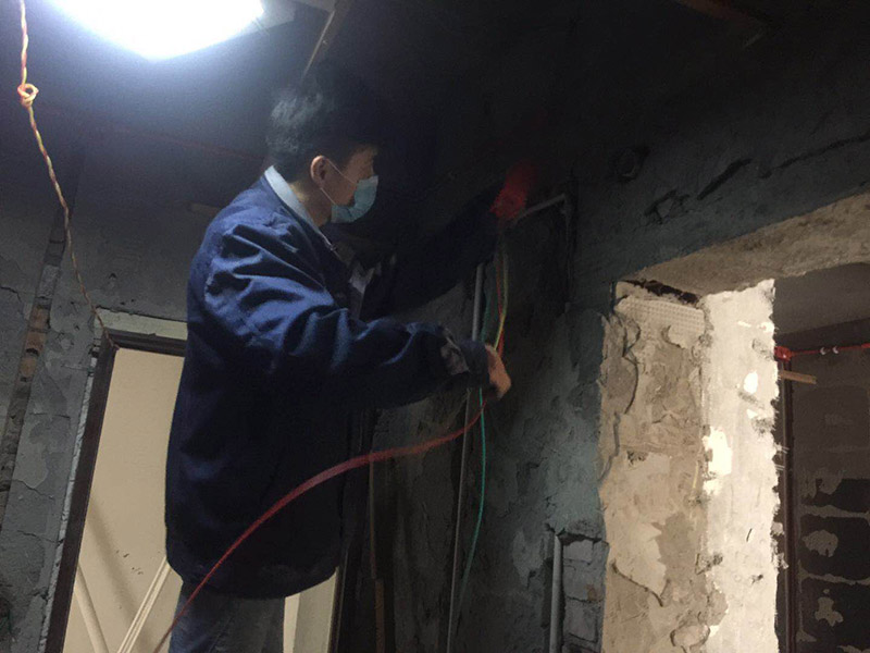 電路暗管穿線：首先把引線鐵絲頭約彈簧一半的長度置彈簧內(nèi)，再用細鐵線絞緊使二者不易分離脫落即可，不論是穿引線鐵絲還是用鐵絲拉穿導線，過彎道都要溫柔一點，否則容易出麻煩，穿好鐵絲后，把待穿的導線集束，牢固地捆綁在鐵絲一端，慢慢拉動鐵絲的另一端，導線就穿成了； 穿線的暗管彎頭，只能用專用工具把管子彎曲以擴大轉(zhuǎn)彎半徑使穿線容易，而不可使用成品彎頭，使用成品彎頭即便預留引線都很難很難穿線而且還會在穿線過程中使導線絕緣受損。