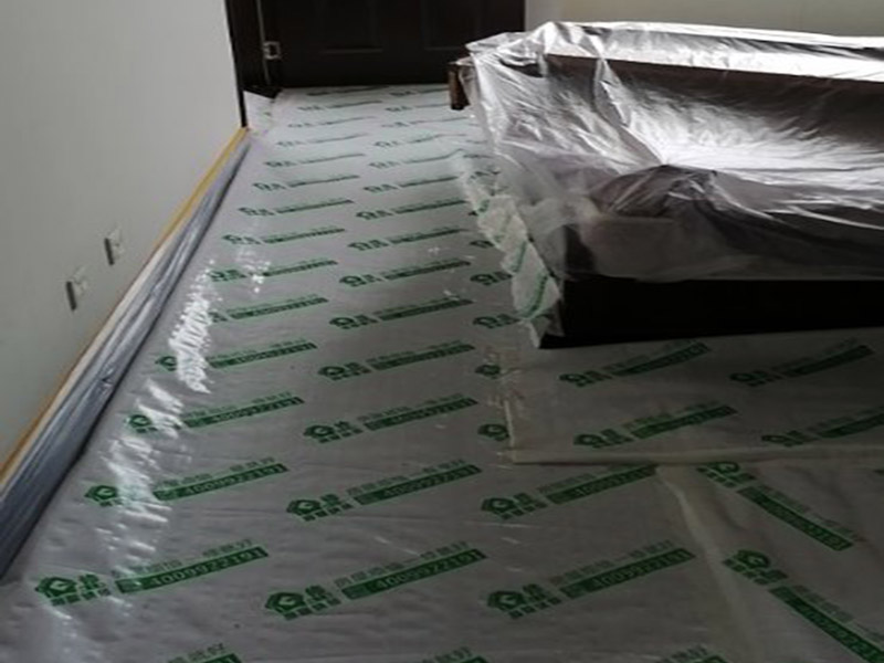 地面家具保護：地面有瓷磚或是地板的話，很可能改造的時候?qū)λ麄冇袀Φ模栽谂f房改造中一定要對地面進行保護，可以在地面鋪上厚厚的廢紙箱，紙箱下面墊些軟的東西，防止刮花地板。再叫施工師傅用鉆子鑿，別用大鐵錘直接砸。直接砸碎磚會亂飛。