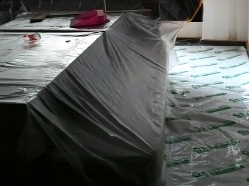 地面家具保護：地面有瓷磚或是地板的話，很可能改造的時候?qū)λ麄冇袀Φ模栽谂f房改造中一定要對地面進行保護，可以在地面鋪上厚厚的廢紙箱，紙箱下面墊些軟的東西，防止刮花地板。再叫施工師傅用鉆子鑿，別用大鐵錘直接砸。直接砸碎磚會亂飛。