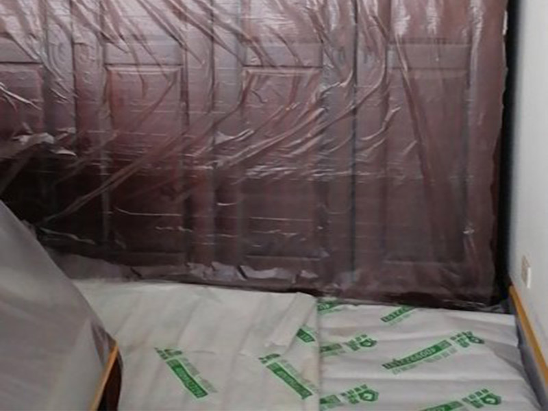 地面家具保護：地面有瓷磚或是地板的話，很可能改造的時候?qū)λ麄冇袀Φ?，所以在舊房改造中一定要對地面進行保護，可以在地面鋪上厚厚的廢紙箱，紙箱下面墊些軟的東西，防止刮花地板。再叫施工師傅用鉆子鑿，別用大鐵錘直接砸。直接砸碎磚會亂飛。