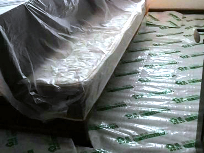 地面家具保護：地面有瓷磚或是地板的話，很可能改造的時候?qū)λ麄冇袀Φ?，所以在舊房改造中一定要對地面進行保護，可以在地面鋪上厚厚的廢紙箱，紙箱下面墊些軟的東西，防止刮花地板。再叫施工師傅用鉆子鑿，別用大鐵錘直接砸。直接砸碎磚會亂飛。