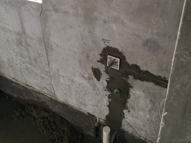 插座布線安裝：衛(wèi)生間的電路改造只需要把整體照明燈具的線路預(yù)留好就可以，相對(duì)來(lái)說(shuō)比較簡(jiǎn)單。另外，衛(wèi)生間是水氣較多的地方，因此，嚴(yán)禁在衛(wèi)生間內(nèi)的潮濕處如淋浴區(qū)或澡盆附近設(shè)置電源插座，其它區(qū)域設(shè)置的電源插座應(yīng)采用防濺式。有外窗時(shí)，應(yīng)在外窗旁預(yù)留排氣扇接線盒或插座，由于排氣風(fēng)道一般在淋浴區(qū)或澡盆附近，所以接線盒或插座應(yīng)距地面2.25m以上安裝。距淋浴區(qū)或澡盆外沿0.6m外預(yù)留電熱水器插座和潔身器用電源插座。在盥洗臺(tái)鏡旁設(shè)置美容用和剃須用電源插座，距地面1.5m～1.6m安裝。安裝在衛(wèi)生間的插座宜帶開(kāi)關(guān)和指示燈，如果安裝在潮濕位置的插座，最好在插座表面安裝一個(gè)防水的蓋子，避免水汽進(jìn)入插座內(nèi)，引起短路。