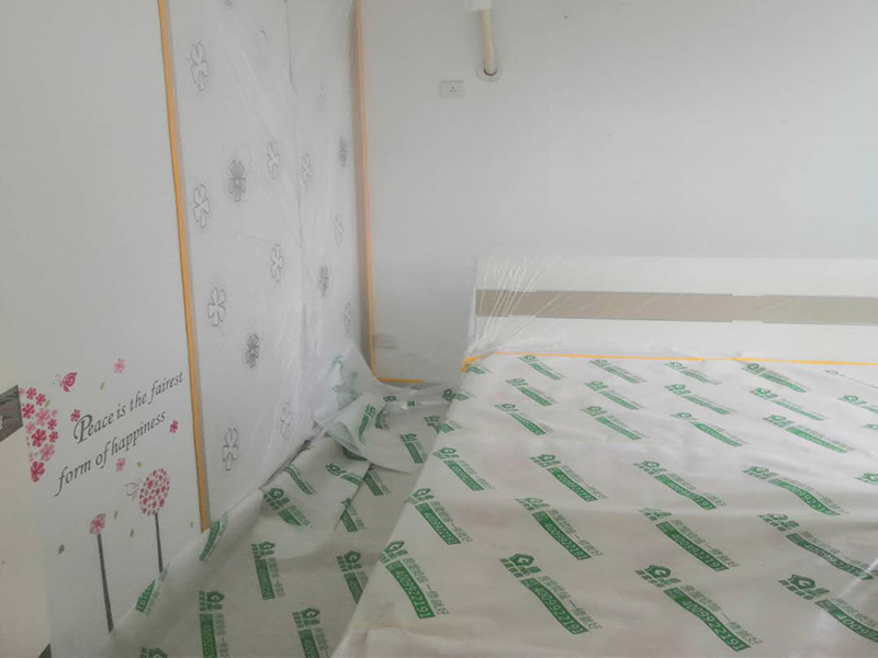 家具地面保護：滿鋪成品瓦楞紙板，再用干凈彩條布滿鋪在普通石膏板上，在彩條布交接處及轉(zhuǎn)角處用膠帶固定，也可選用木芯板或三夾板。材料選用視上人、車情況而定。用原門框保護膜，或者多層板或密度板，報紙，美紋紙保護。