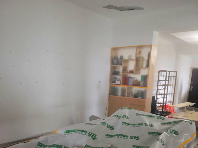 家具地面保護：滿鋪成品瓦楞紙板，再用干凈彩條布滿鋪在普通石膏板上，在彩條布交接處及轉(zhuǎn)角處用膠帶固定，也可選用木芯板或三夾板。材料選用視上人、車情況而定。用原門框保護膜，或者多層板或密度板，報紙，美紋紙保護。