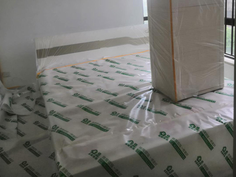 家具地面保護：滿鋪成品瓦楞紙板，再用干凈彩條布滿鋪在普通石膏板上，在彩條布交接處及轉(zhuǎn)角處用膠帶固定，也可選用木芯板或三夾板。材料選用視上人、車情況而定。用原門框保護膜，或者多層板或密度板，報紙，美紋紙保護。