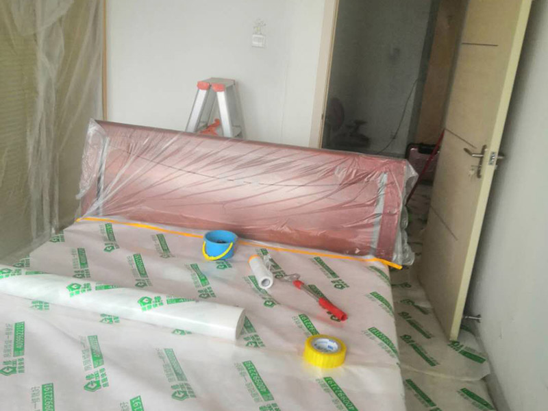 家具地面保護：滿鋪成品瓦楞紙板，再用干凈彩條布滿鋪在普通石膏板上，在彩條布交接處及轉(zhuǎn)角處用膠帶固定，也可選用木芯板或三夾板。材料選用視上人、車情況而定。用原門框保護膜，或者多層板或密度板，報紙，美紋紙保護。