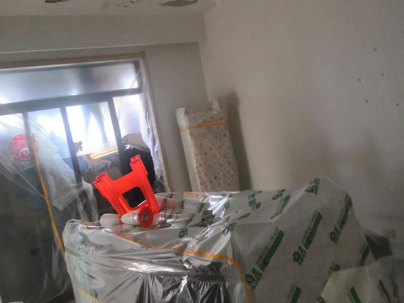 家具地面保護：滿鋪成品瓦楞紙板，再用干凈彩條布滿鋪在普通石膏板上，在彩條布交接處及轉(zhuǎn)角處用膠帶固定，也可選用木芯板或三夾板。材料選用視上人、車情況而定。用原門框保護膜，或者多層板或密度板，報紙，美紋紙保護。