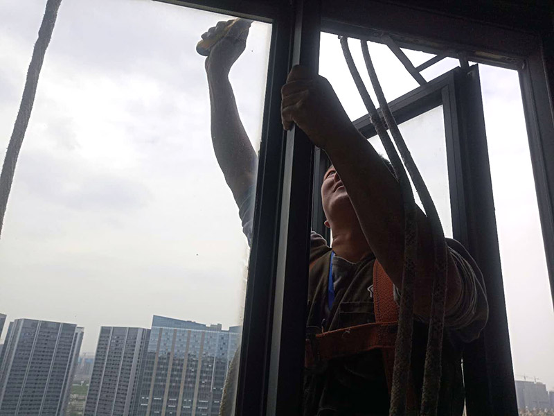 鄭州專業(yè)維修防盜門的維修公司，鄭州防盜門變形維修電話在哪找