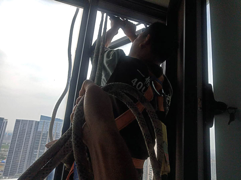 舊門窗膠清除：一般首先需要用刀片把門窗框內(nèi)側(cè)的密封膠等切開，門窗如果是采用膨脹螺栓與墻體連接的，可直接用螺絲刀把膨脹螺栓取下;如果脹栓生銹，則可用沖擊鉆將其打碎;而如果是采用連接片連接的則直接使用沖擊鉆即可;如果窗框難以取下，則需用鋼鋸將靠墻的框中部鋸開取下。門窗拆除時，需要避免用大錘猛砸拆除的情況，防止對墻體結(jié)構(gòu)造成破壞。如果對原有建筑墻體造成破壞，還需要進行修復，會大大增加施工成本。