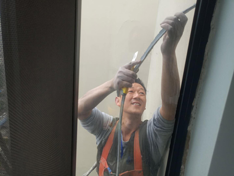 舊門窗膠清除：一般首先需要用刀片把門窗框內(nèi)側(cè)的密封膠等切開，門窗如果是采用膨脹螺栓與墻體連接的，可直接用螺絲刀把膨脹螺栓取下;如果脹栓生銹，則可用沖擊鉆將其打碎;而如果是采用連接片連接的則直接使用沖擊鉆即可;如果窗框難以取下，則需用鋼鋸將靠墻的框中部鋸開取下。門窗拆除時，需要避免用大錘猛砸拆除的情況，防止對墻體結(jié)構(gòu)造成破壞。如果對原有建筑墻體造成破壞，還需要進行修復，會大大增加施工成本。