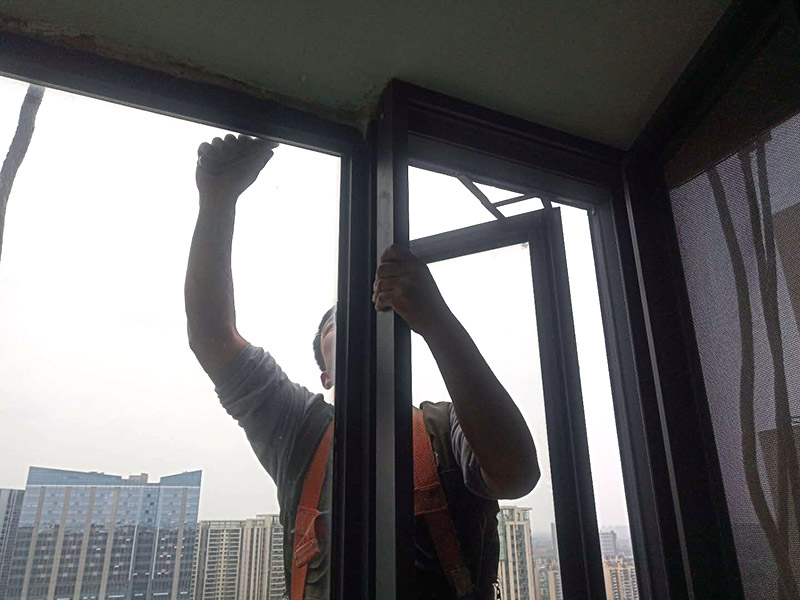 舊門窗膠清除：一般首先需要用刀片把門窗框內(nèi)側(cè)的密封膠等切開，門窗如果是采用膨脹螺栓與墻體連接的，可直接用螺絲刀把膨脹螺栓取下;如果脹栓生銹，則可用沖擊鉆將其打碎;而如果是采用連接片連接的則直接使用沖擊鉆即可;如果窗框難以取下，則需用鋼鋸將靠墻的框中部鋸開取下。門窗拆除時，需要避免用大錘猛砸拆除的情況，防止對墻體結(jié)構(gòu)造成破壞。如果對原有建筑墻體造成破壞，還需要進行修復，會大大增加施工成本。