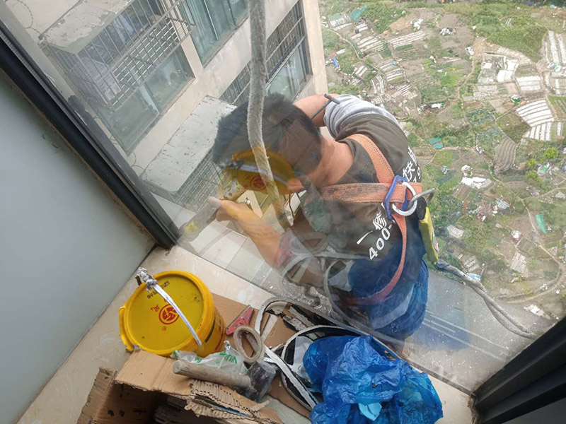 門窗重新打膠維修:1.當(dāng)我們粘在破碎的橋梁的鋁門窗上時(shí)，如果需要在外面粘合，我們必須將它粘在外面，因?yàn)槿绻鼛缀醪徽吃谑覂?nèi)，它顯然會(huì)不均勻。它不起防水功能。 2.當(dāng)我們將破碎的橋梁的鋁門和窗戶粘在一起時(shí)，我們需要將膠帶放在鋁門的側(cè)面和斷橋的窗戶上。不要將它粘在頂部也很重要。否則，更重要的是。之后，膠帶脫膠，防水效果消失。