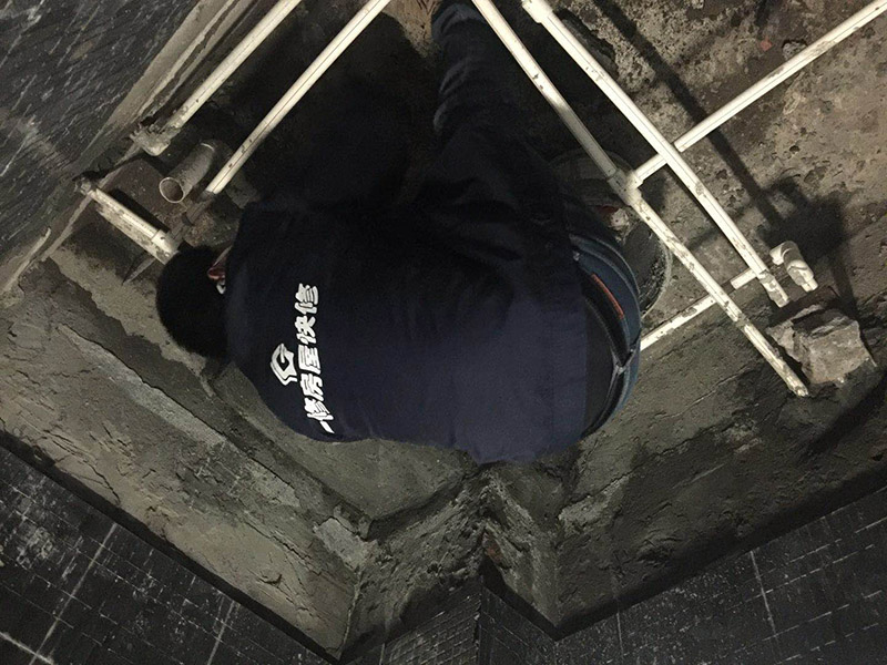 衛(wèi)生間管道改造：處理下水管時(shí)，師傅在底部加了一個(gè)存水彎，這樣既能起到阻止返水的作用，同時(shí)也兼具阻隔臭氣的作用。水泥層中的暗地漏處理，這個(gè)是最實(shí)用，也是最容易忽略的地方，而它的作用，主要是用來排放地磚層下積水的，避免地磚長期在積水的滲透下，出現(xiàn)起殼的問題，繼而對(duì)防水產(chǎn)生影響；所以說衛(wèi)生間的管道這樣處理才最好。