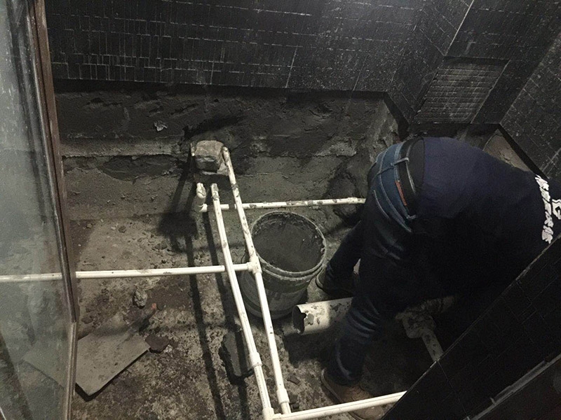 衛(wèi)生間管道改造：處理下水管時(shí)，師傅在底部加了一個(gè)存水彎，這樣既能起到阻止返水的作用，同時(shí)也兼具阻隔臭氣的作用。水泥層中的暗地漏處理，這個(gè)是最實(shí)用，也是最容易忽略的地方，而它的作用，主要是用來排放地磚層下積水的，避免地磚長期在積水的滲透下，出現(xiàn)起殼的問題，繼而對(duì)防水產(chǎn)生影響；所以說衛(wèi)生間的管道這樣處理才最好。