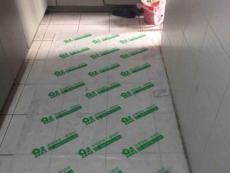 衛(wèi)生間管道改造：處理下水管時(shí)，師傅在底部加了一個(gè)存水彎，這樣既能起到阻止返水的作用，同時(shí)也兼具阻隔臭氣的作用。水泥層中的暗地漏處理，這個(gè)是最實(shí)用，也是最容易忽略的地方，而它的作用，主要是用來排放地磚層下積水的，避免地磚長期在積水的滲透下，出現(xiàn)起殼的問題，繼而對(duì)防水產(chǎn)生影響；所以說衛(wèi)生間的管道這樣處理才最好。