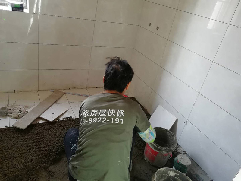 浴室墻磚地磚鋪貼：在鋪貼瓷磚前，我們要先把還沒涂抹水泥的地磚鋪在地上，并敲平，然后在地磚上涂滿水泥，鋪在地面，鋪地磚的過程中要對(duì)齊四塊磚的對(duì)角位置。   另外，在鋪貼瓷磚時(shí)也要講究鋪貼順序，在鋪地磚時(shí)應(yīng)從內(nèi)向外貼，有坡度或地漏的地方，要注意排水方向找坡，而墻面磚應(yīng)從下往上貼，底層的瓷磚要最后貼，這樣鋪貼出來(lái)才美觀，我們鋪完地磚后還要壓地磚。