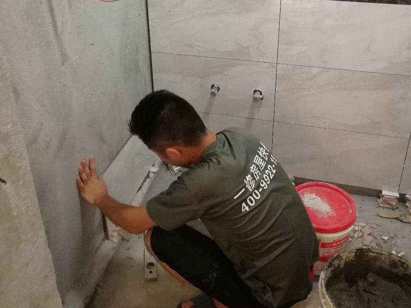 浴室墻磚地磚鋪貼：在鋪貼瓷磚前，我們要先把還沒涂抹水泥的地磚鋪在地上，并敲平，然后在地磚上涂滿水泥，鋪在地面，鋪地磚的過程中要對(duì)齊四塊磚的對(duì)角位置。   另外，在鋪貼瓷磚時(shí)也要講究鋪貼順序，在鋪地磚時(shí)應(yīng)從內(nèi)向外貼，有坡度或地漏的地方，要注意排水方向找坡，而墻面磚應(yīng)從下往上貼，底層的瓷磚要最后貼，這樣鋪貼出來(lái)才美觀，我們鋪完地磚后還要壓地磚。