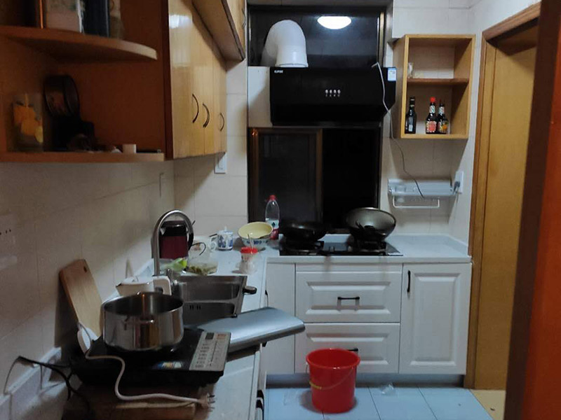 櫥柜拆除重裝：首先臺(tái)面是不能直接整體拆除的。在操作的時(shí)候需要跟安裝時(shí)所搬來(lái)部件一樣，先將吊柜一體拆下來(lái)然后才能將臺(tái)面板拆下來(lái)。最后再把柜體拆除。整體拆步驟比較的麻煩，需要有專(zhuān)業(yè)人員進(jìn)行。 1、裝置地柜：這是全體櫥柜裝置程序中的第1步。咱們?cè)谶M(jìn)行裝置前應(yīng)當(dāng)先進(jìn)行地上的整理。最常見(jiàn)的地柜外型有L型和U型，咱們應(yīng)當(dāng)仔細(xì)丈量廚房的尺度，然后找到基準(zhǔn)點(diǎn)，做好地柜之間的銜接。 2、裝置吊柜：作為全體櫥柜裝置程序的第2步，咱們要確保吊柜裝置時(shí)銜接嚴(yán)密，水平線與臺(tái)面間隔適中。 3、裝置臺(tái)面：臺(tái)面的裝置放到第三步是為了削減差錯(cuò)。 4、裝置五金：廚房用的五金有水龍頭、水槽、開(kāi)關(guān)面板等。 5、裝置灶具：這是全體櫥柜裝置程序中的最終一步，油煙機(jī)之類(lèi)灶具的裝置方位要經(jīng)過(guò)慎重考慮，電源孔巨細(xì)要合適。 6、調(diào)整柜門(mén)：調(diào)整門(mén)板是為確保柜門(mén)縫隙均勻及橫平豎直。地柜進(jìn)深一般為550毫米，吊柜為300毫米，提示消費(fèi)者也能夠依據(jù)實(shí)際情況進(jìn)行調(diào)整。