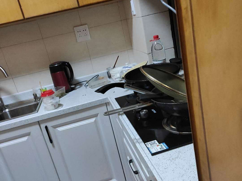 櫥柜拆除重裝：首先臺(tái)面是不能直接整體拆除的。在操作的時(shí)候需要跟安裝時(shí)所搬來(lái)部件一樣，先將吊柜一體拆下來(lái)然后才能將臺(tái)面板拆下來(lái)。最后再把柜體拆除。整體拆步驟比較的麻煩，需要有專(zhuān)業(yè)人員進(jìn)行。 1、裝置地柜：這是全體櫥柜裝置程序中的第1步。咱們?cè)谶M(jìn)行裝置前應(yīng)當(dāng)先進(jìn)行地上的整理。最常見(jiàn)的地柜外型有L型和U型，咱們應(yīng)當(dāng)仔細(xì)丈量廚房的尺度，然后找到基準(zhǔn)點(diǎn)，做好地柜之間的銜接。 2、裝置吊柜：作為全體櫥柜裝置程序的第2步，咱們要確保吊柜裝置時(shí)銜接嚴(yán)密，水平線與臺(tái)面間隔適中。 3、裝置臺(tái)面：臺(tái)面的裝置放到第三步是為了削減差錯(cuò)。 4、裝置五金：廚房用的五金有水龍頭、水槽、開(kāi)關(guān)面板等。 5、裝置灶具：這是全體櫥柜裝置程序中的最終一步，油煙機(jī)之類(lèi)灶具的裝置方位要經(jīng)過(guò)慎重考慮，電源孔巨細(xì)要合適。 6、調(diào)整柜門(mén)：調(diào)整門(mén)板是為確保柜門(mén)縫隙均勻及橫平豎直。地柜進(jìn)深一般為550毫米，吊柜為300毫米，提示消費(fèi)者也能夠依據(jù)實(shí)際情況進(jìn)行調(diào)整。