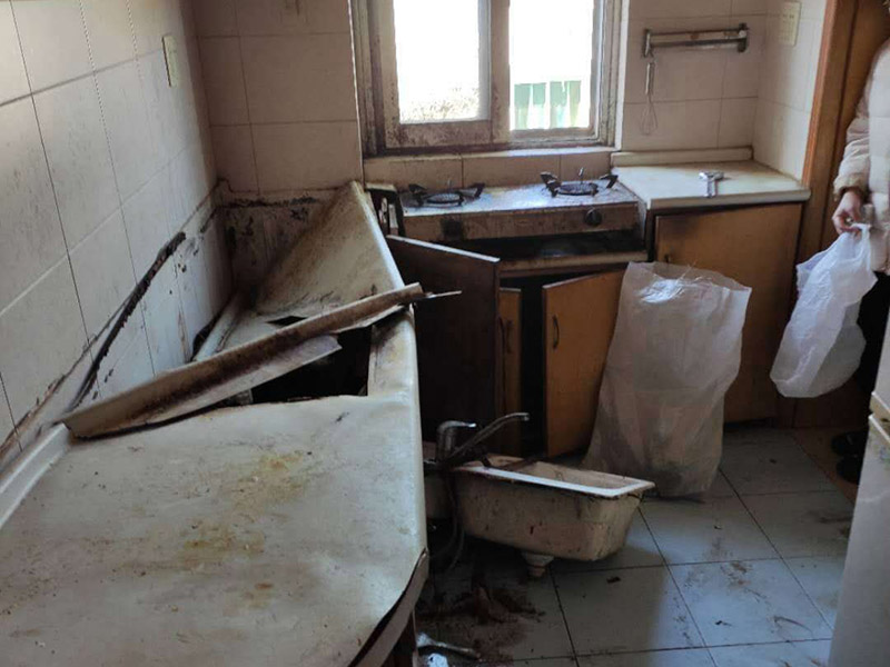 櫥柜拆除重裝：首先臺(tái)面是不能直接整體拆除的。在操作的時(shí)候需要跟安裝時(shí)所搬來(lái)部件一樣，先將吊柜一體拆下來(lái)然后才能將臺(tái)面板拆下來(lái)。最后再把柜體拆除。整體拆步驟比較的麻煩，需要有專(zhuān)業(yè)人員進(jìn)行。 1、裝置地柜：這是全體櫥柜裝置程序中的第1步。咱們?cè)谶M(jìn)行裝置前應(yīng)當(dāng)先進(jìn)行地上的整理。最常見(jiàn)的地柜外型有L型和U型，咱們應(yīng)當(dāng)仔細(xì)丈量廚房的尺度，然后找到基準(zhǔn)點(diǎn)，做好地柜之間的銜接。 2、裝置吊柜：作為全體櫥柜裝置程序的第2步，咱們要確保吊柜裝置時(shí)銜接嚴(yán)密，水平線與臺(tái)面間隔適中。 3、裝置臺(tái)面：臺(tái)面的裝置放到第三步是為了削減差錯(cuò)。 4、裝置五金：廚房用的五金有水龍頭、水槽、開(kāi)關(guān)面板等。 5、裝置灶具：這是全體櫥柜裝置程序中的最終一步，油煙機(jī)之類(lèi)灶具的裝置方位要經(jīng)過(guò)慎重考慮，電源孔巨細(xì)要合適。 6、調(diào)整柜門(mén)：調(diào)整門(mén)板是為確保柜門(mén)縫隙均勻及橫平豎直。地柜進(jìn)深一般為550毫米，吊柜為300毫米，提示消費(fèi)者也能夠依據(jù)實(shí)際情況進(jìn)行調(diào)整。