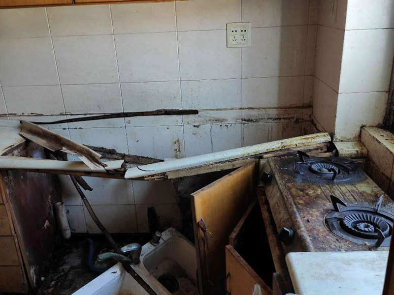 櫥柜拆除重裝：首先臺(tái)面是不能直接整體拆除的。在操作的時(shí)候需要跟安裝時(shí)所搬來(lái)部件一樣，先將吊柜一體拆下來(lái)然后才能將臺(tái)面板拆下來(lái)。最后再把柜體拆除。整體拆步驟比較的麻煩，需要有專(zhuān)業(yè)人員進(jìn)行。 1、裝置地柜：這是全體櫥柜裝置程序中的第1步。咱們?cè)谶M(jìn)行裝置前應(yīng)當(dāng)先進(jìn)行地上的整理。最常見(jiàn)的地柜外型有L型和U型，咱們應(yīng)當(dāng)仔細(xì)丈量廚房的尺度，然后找到基準(zhǔn)點(diǎn)，做好地柜之間的銜接。 2、裝置吊柜：作為全體櫥柜裝置程序的第2步，咱們要確保吊柜裝置時(shí)銜接嚴(yán)密，水平線與臺(tái)面間隔適中。 3、裝置臺(tái)面：臺(tái)面的裝置放到第三步是為了削減差錯(cuò)。 4、裝置五金：廚房用的五金有水龍頭、水槽、開(kāi)關(guān)面板等。 5、裝置灶具：這是全體櫥柜裝置程序中的最終一步，油煙機(jī)之類(lèi)灶具的裝置方位要經(jīng)過(guò)慎重考慮，電源孔巨細(xì)要合適。 6、調(diào)整柜門(mén)：調(diào)整門(mén)板是為確保柜門(mén)縫隙均勻及橫平豎直。地柜進(jìn)深一般為550毫米，吊柜為300毫米，提示消費(fèi)者也能夠依據(jù)實(shí)際情況進(jìn)行調(diào)整。