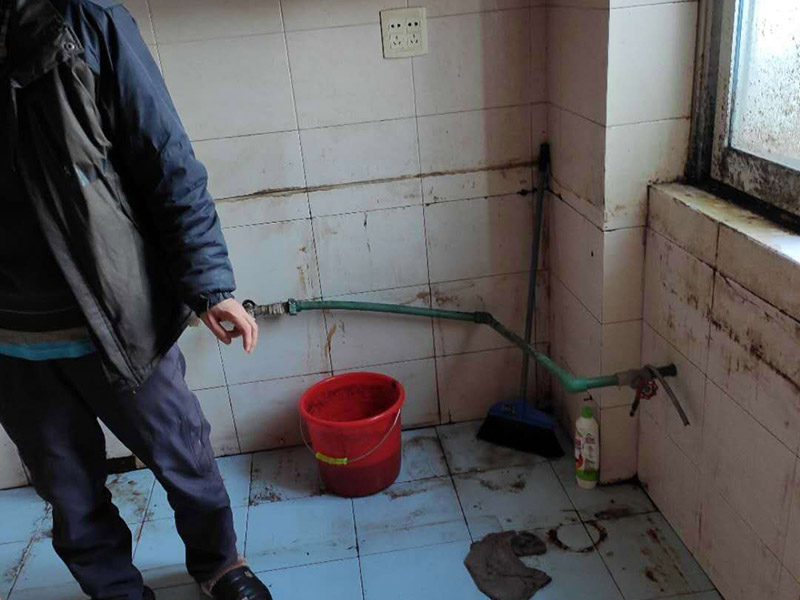 櫥柜拆除重裝：首先臺(tái)面是不能直接整體拆除的。在操作的時(shí)候需要跟安裝時(shí)所搬來(lái)部件一樣，先將吊柜一體拆下來(lái)然后才能將臺(tái)面板拆下來(lái)。最后再把柜體拆除。整體拆步驟比較的麻煩，需要有專(zhuān)業(yè)人員進(jìn)行。 1、裝置地柜：這是全體櫥柜裝置程序中的第1步。咱們?cè)谶M(jìn)行裝置前應(yīng)當(dāng)先進(jìn)行地上的整理。最常見(jiàn)的地柜外型有L型和U型，咱們應(yīng)當(dāng)仔細(xì)丈量廚房的尺度，然后找到基準(zhǔn)點(diǎn)，做好地柜之間的銜接。 2、裝置吊柜：作為全體櫥柜裝置程序的第2步，咱們要確保吊柜裝置時(shí)銜接嚴(yán)密，水平線與臺(tái)面間隔適中。 3、裝置臺(tái)面：臺(tái)面的裝置放到第三步是為了削減差錯(cuò)。 4、裝置五金：廚房用的五金有水龍頭、水槽、開(kāi)關(guān)面板等。 5、裝置灶具：這是全體櫥柜裝置程序中的最終一步，油煙機(jī)之類(lèi)灶具的裝置方位要經(jīng)過(guò)慎重考慮，電源孔巨細(xì)要合適。 6、調(diào)整柜門(mén)：調(diào)整門(mén)板是為確保柜門(mén)縫隙均勻及橫平豎直。地柜進(jìn)深一般為550毫米，吊柜為300毫米，提示消費(fèi)者也能夠依據(jù)實(shí)際情況進(jìn)行調(diào)整。