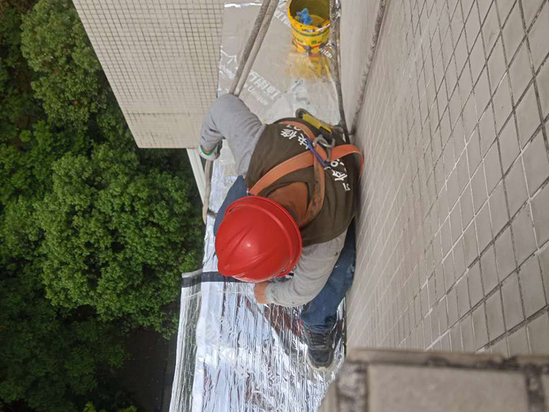 外墻露臺(tái)防水：1、找到本來(lái)的防水層，由于防水層不是顯露的，是在面層下部，有必要將面層進(jìn)行悉數(shù)根除，找到本來(lái)的防水層。 2、將原防水層根除以后，找平，將本來(lái)下部保溫層里存的水進(jìn)行排干，設(shè)一些排氣孔做排氣辦法，將保溫層里的水分排干。 3、如果在康復(fù)美化的情況下，咱們需求做的防水層有必要是阻根防水層，阻根防水層有改性瀝青卷材阻根防水層、還有高分子卷材阻根防水層。 4、做完防水層以后，必定要做找坡處理，不要形成屋面部分存水，通常設(shè)置水泥砂漿找平找坡，找坡的斜度不小于3％。