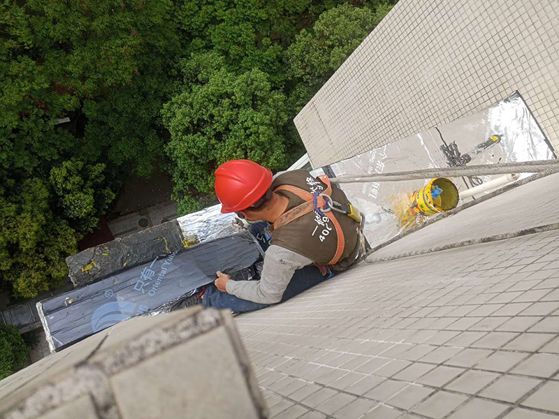 外墻露臺(tái)防水：1、找到本來(lái)的防水層，由于防水層不是顯露的，是在面層下部，有必要將面層進(jìn)行悉數(shù)根除，找到本來(lái)的防水層。 2、將原防水層根除以后，找平，將本來(lái)下部保溫層里存的水進(jìn)行排干，設(shè)一些排氣孔做排氣辦法，將保溫層里的水分排干。 3、如果在康復(fù)美化的情況下，咱們需求做的防水層有必要是阻根防水層，阻根防水層有改性瀝青卷材阻根防水層、還有高分子卷材阻根防水層。 4、做完防水層以后，必定要做找坡處理，不要形成屋面部分存水，通常設(shè)置水泥砂漿找平找坡，找坡的斜度不小于3％。