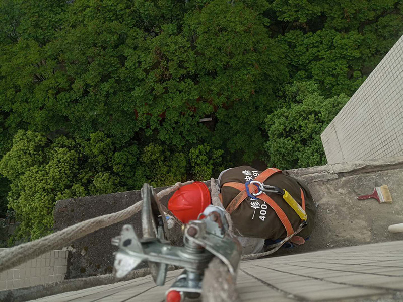 外墻露臺基層清理：首先要移除露臺上木椅等其他放置物；鏟除面磚裝飾層、水泥砂漿保護(hù)層、保溫及原防水層至堅實(shí)的結(jié)構(gòu)層；鏟除后的基層一定要清理，用速凝型堵漏材料進(jìn)行基層修補(bǔ)。 然后，大面積涂刷基層處理劑，涂刷時不得出現(xiàn)漏涂、漏刷現(xiàn)象，驗(yàn)收為不粘手為合格；對于轉(zhuǎn)角處、陰陽角及女兒墻部位進(jìn)行細(xì)部節(jié)點(diǎn)防水增強(qiáng)處理；細(xì)部節(jié)點(diǎn)處理好后，大面熱熔滿粘改性瀝青防水卷材；卷材搭接縫須均勻、全面地烘烤，保證搭接處卷材間的瀝青密實(shí)熔合，以保證接縫的密閉防水功能。 防水層處理完成后，在卷材上部鋪設(shè)一層PE膜作為防水層保護(hù)，然后恢復(fù)聚苯板保溫層，并做水泥砂漿保護(hù)層。