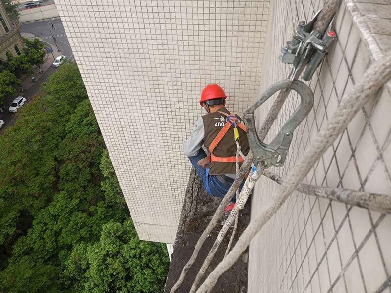 外墻露臺基層清理：首先要移除露臺上木椅等其他放置物；鏟除面磚裝飾層、水泥砂漿保護(hù)層、保溫及原防水層至堅實(shí)的結(jié)構(gòu)層；鏟除后的基層一定要清理，用速凝型堵漏材料進(jìn)行基層修補(bǔ)。 然后，大面積涂刷基層處理劑，涂刷時不得出現(xiàn)漏涂、漏刷現(xiàn)象，驗(yàn)收為不粘手為合格；對于轉(zhuǎn)角處、陰陽角及女兒墻部位進(jìn)行細(xì)部節(jié)點(diǎn)防水增強(qiáng)處理；細(xì)部節(jié)點(diǎn)處理好后，大面熱熔滿粘改性瀝青防水卷材；卷材搭接縫須均勻、全面地烘烤，保證搭接處卷材間的瀝青密實(shí)熔合，以保證接縫的密閉防水功能。 防水層處理完成后，在卷材上部鋪設(shè)一層PE膜作為防水層保護(hù)，然后恢復(fù)聚苯板保溫層，并做水泥砂漿保護(hù)層。