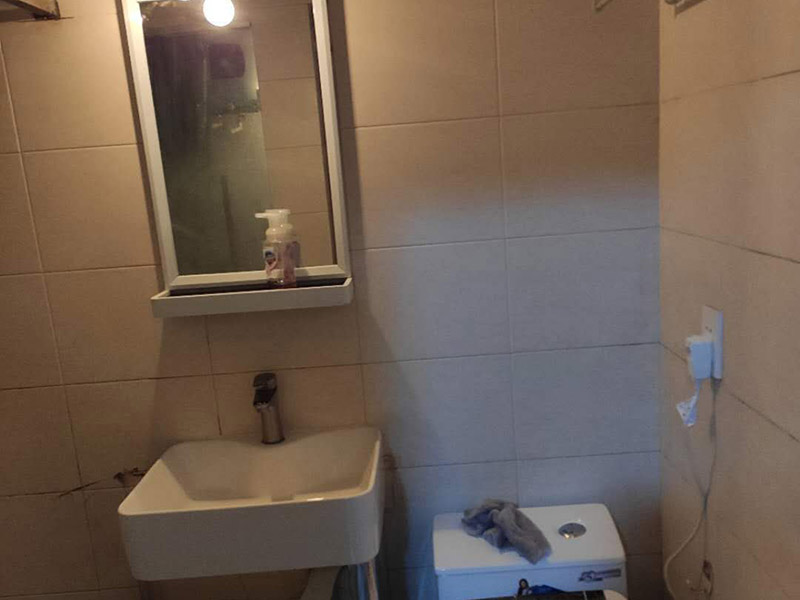 浴室柜維修：1、安裝前，檢查零配件是否齊全。 2、安裝三角閥，確保冷熱進水管保持齊平。 3、測量距離，安裝下水管。涂抹膠水要均勻，確保管與管間連接緊密。 4、安裝柜角，看所有角是否在同一水平。裝好后可做適當的調整。 5、將浴室柜靠墻放好。看進出水管位置是否得當，不合適時需做一定改動。 6、安裝臺盆的龍頭。龍頭最好與浴室柜配套購買，這樣出水角度較為適合。 7、用螺母固定臺盆龍頭。固定時一只手要扶好龍頭，以免裝好后位置偏離。 8、將裝好龍頭的臺盆放在浴室柜上，調整位置到最佳為止。