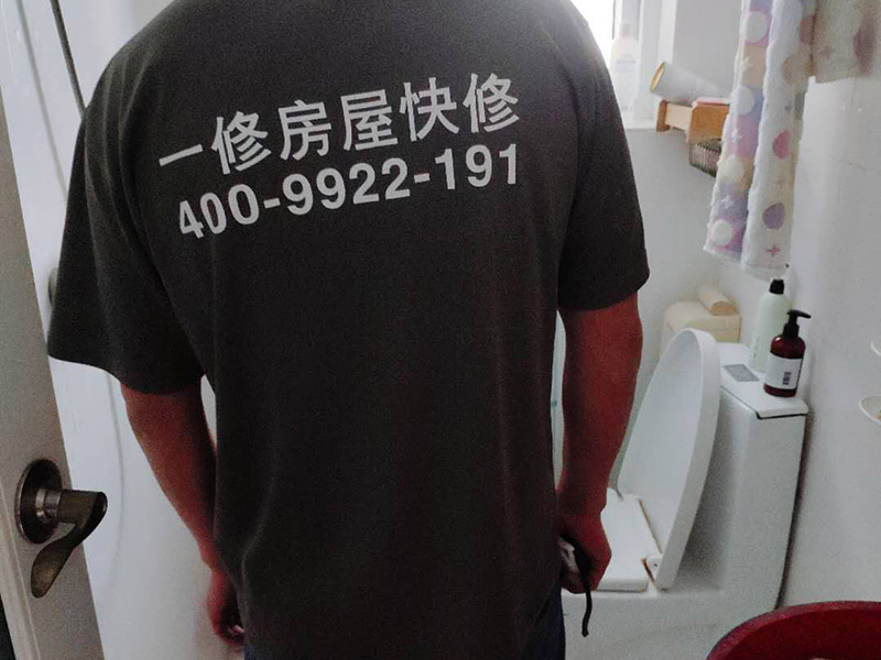 浴室柜維修：1、安裝前，檢查零配件是否齊全。 2、安裝三角閥，確保冷熱進水管保持齊平。 3、測量距離，安裝下水管。涂抹膠水要均勻，確保管與管間連接緊密。 4、安裝柜角，看所有角是否在同一水平。裝好后可做適當的調整。 5、將浴室柜靠墻放好。看進出水管位置是否得當，不合適時需做一定改動。 6、安裝臺盆的龍頭。龍頭最好與浴室柜配套購買，這樣出水角度較為適合。 7、用螺母固定臺盆龍頭。固定時一只手要扶好龍頭，以免裝好后位置偏離。 8、將裝好龍頭的臺盆放在浴室柜上，調整位置到最佳為止。