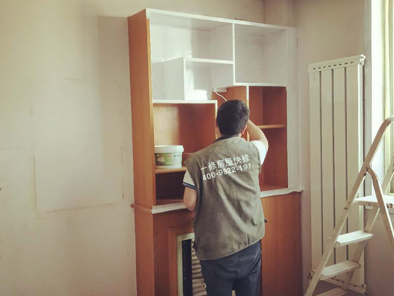 舊家具翻新：家具刷油漆首先要根據(jù)木材表面粗糙、堅(jiān)硬程度選擇型號相當(dāng)?shù)纳凹堖M(jìn)行打磨。刷底漆，根據(jù)木材的密度調(diào)整底漆的稠度，硬木密度高，油漆可以調(diào)稀一點(diǎn)，軟木則要調(diào)黏稠一點(diǎn)。刷漆時，應(yīng)順著木材的紋理均勻涂刷，切忌過厚，待完全干燥后用砂紙打磨，直至手感光滑、無突起為止，用潮濕的軟布擦拭幾遍，最后擦干。刷第二遍漆，以蓋住第一遍漆為準(zhǔn)，然后用水砂紙順著刷漆方向輕輕均勻打磨。刷第三遍漆，刷后用更細(xì)的水砂紙蘸水打磨，力度不要太猛，打磨要均勻。最后一遍漆，無須打磨，上一層保護(hù)蠟即可。