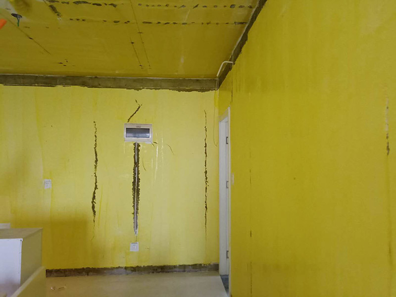 舊墻面翻新刷漆：用鋼刷或鏟刀將墻面鏟平，并清理干凈，直到水泥墻面無浮土為止。這樣做的目的就是為了讓新的乳膠漆與墻面更牢固的粘結(jié)起來。還需要把剝落的底漆清除干凈。若舊墻留有墻紙，撕下來之后難免會(huì)殘留一些膠紙，同時(shí)也需要清除干凈。一般來說，墻面平整度誤差可在3mm。 然后刮膩?zhàn)拥闹饕康木褪菫榱颂钛a(bǔ)墻面，以確保墻面是平整的。然后，在墻面輥一遍混凝土的界面劑，以實(shí)現(xiàn)均勻的效果。等混泥土干燥后，便可開始刮膩?zhàn)恿恕?接著打磨墻面，在打磨之前，必須選用較細(xì)的砂紙。如今比較常用的是400-500號的砂紙。如果使用較粗的砂紙，會(huì)在墻上留下深的砂痕，即便是刷漆也覆蓋不了。待打磨完了之后，必須徹底清掃一遍墻面，以免粉塵過多而影響墻面漆的黏貼性?！≡谕克⒌灼釙r(shí)，一定要做到均勻，保證任何位置都能刷到。若油漆量較大，底漆可適當(dāng)?shù)狞c(diǎn)水，以便均勻的涂刷。