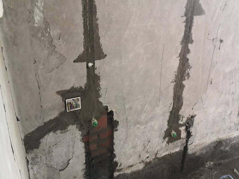 水電暗管布線：暗線電路也叫做暗線布線，其注意就是指先將電路安裝好，然后再進(jìn)行裝潢，吧電線撞到墻壁內(nèi)，就連開關(guān)插座都是暗孔的，而暗線布線的有點(diǎn)就是是的墻壁上面沒有電路的痕跡，使得裝修非常的美觀，而且安全性也大大的提高了，不過缺點(diǎn)也是非常煩人的。暗線布線選材注意事項(xiàng)   暗線布線在施工的時候應(yīng)該采用暗管布線來施工，而一般采用的暗管都是pvc管。