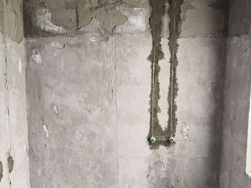 水電暗管布線：暗線電路也叫做暗線布線，其注意就是指先將電路安裝好，然后再進(jìn)行裝潢，吧電線撞到墻壁內(nèi)，就連開關(guān)插座都是暗孔的，而暗線布線的有點(diǎn)就是是的墻壁上面沒有電路的痕跡，使得裝修非常的美觀，而且安全性也大大的提高了，不過缺點(diǎn)也是非常煩人的。暗線布線選材注意事項(xiàng)   暗線布線在施工的時候應(yīng)該采用暗管布線來施工，而一般采用的暗管都是pvc管。