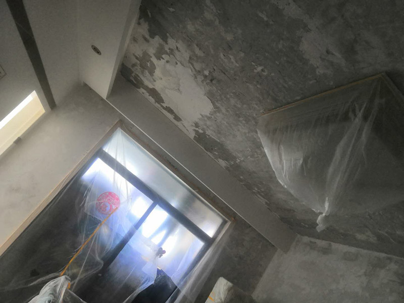 全屋墻面鏟除翻新：舊墻面在翻新前一定要做墻面基底處理，粉化嚴(yán)重的要全部鏟除，鏟除后抹上一層白水泥，原來(lái)墻面過于光滑、刷過油漆的鏟除后還要做打磨處理，把粘結(jié)不牢的表皮去掉，便于新涂料和墻體粘結(jié)。墻面底漆的作用是抗堿防潮、封固基材、保護(hù)面漆，提高面漆的質(zhì)感和遮蓋力，對(duì)于老房翻新，墻面一定要做底漆，如果沒有刷底漆就直接上面漆的話，時(shí)間一長(zhǎng)墻面容易起泡、發(fā)霉，太陽(yáng)照曬時(shí)間長(zhǎng)了也容易變色。已經(jīng)上好面漆的墻面要修補(bǔ)會(huì)比較麻煩，容易產(chǎn)生色差，材料的使用時(shí)間不同，質(zhì)量也難以保證，很難達(dá)到理想效果。 所以墻面的修補(bǔ)最好是整塊墻面，或是盡可能地選擇較大面積進(jìn)行修補(bǔ)，這樣可以盡量避免產(chǎn)生色差，修補(bǔ)后的質(zhì)量也更好。